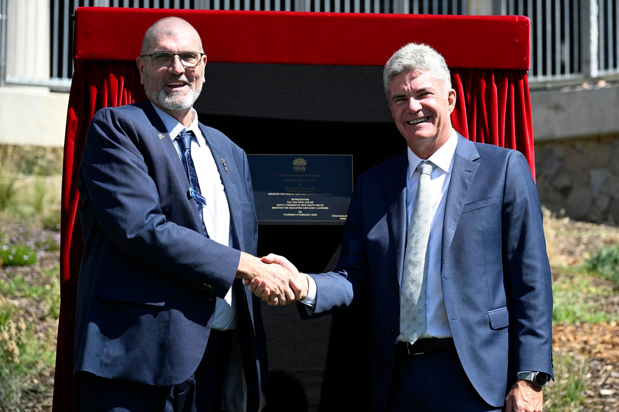 Primary School principal Steve McAlister and Steve Whan unveil the official plaque.