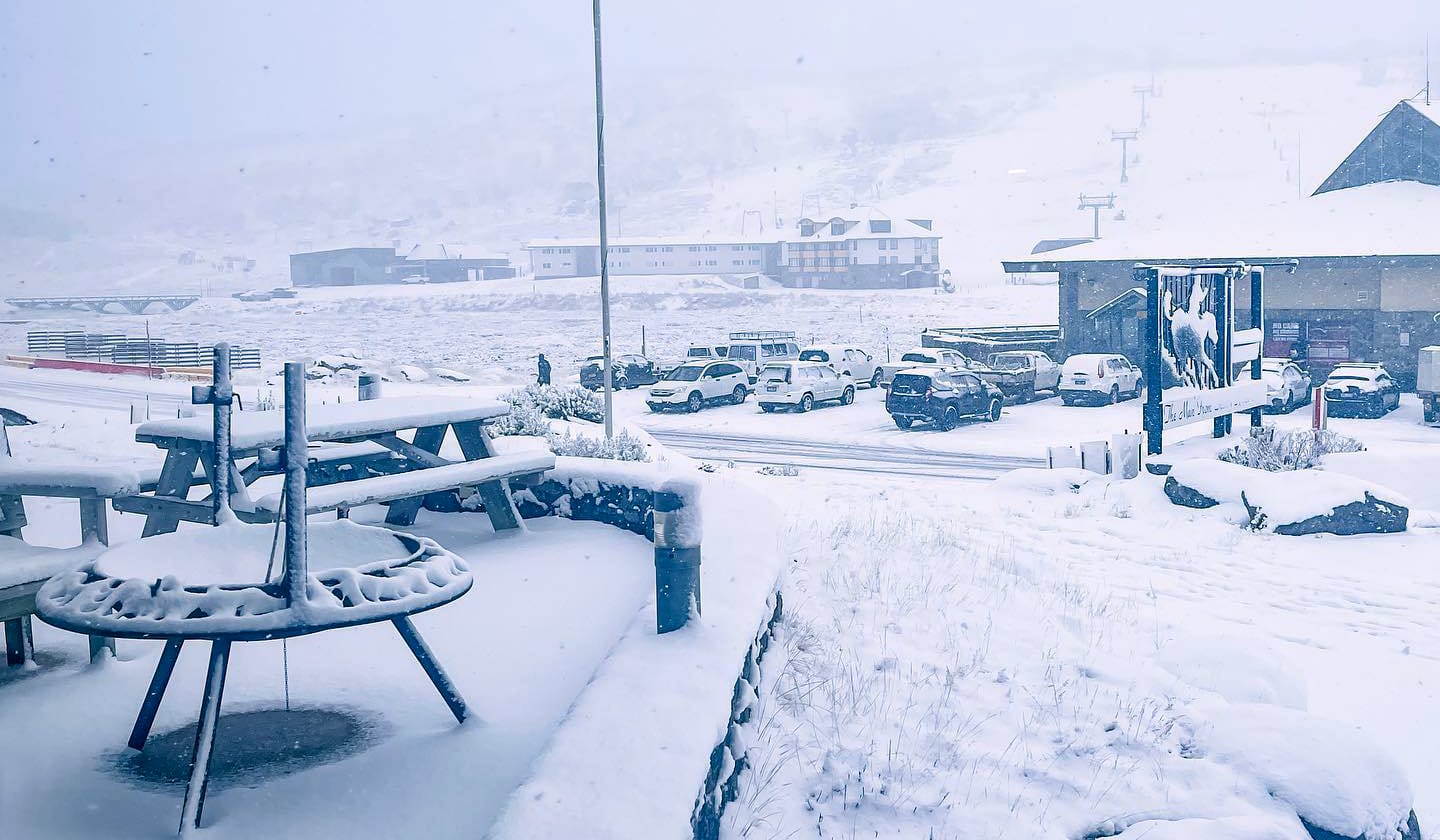 Monday afternoon snow at the Man From Snowy River Hotel in Perisher. Photo MFSR.